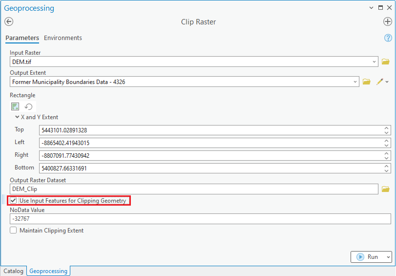 Clip Raster window where the "Use Input Features for Clipping Geometry" has been selected.